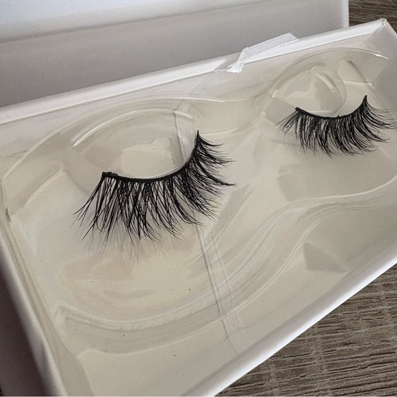 Lilly Lashes Black Wispy Lite Mink Lashes - Luxe - Picture 6 of 11